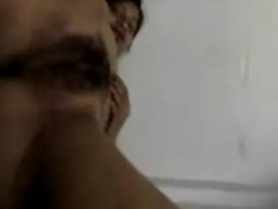 Latina-Schlampe mit kostenlose pornofilme von reifen frauen Nippelpiercing spreizt leicht die Beine vor der Kamera