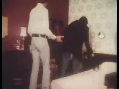 Junges hübsches Babe wird von der oldieporno kostenlos geilen Puma-Lesbe verführt