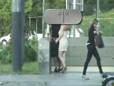 Ficker zerstört die Kehle des Teenagers und lässt sex video reife frauen sie das Gefäß mit Speichel füllen