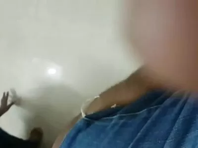 Zwei dunkelhaarige Babes teilen sich free video reife frauen einen großen Schwanz im Bett