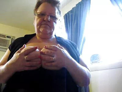Wunderschönes blondes Küken reibt ihre Muschi und lutscht einen massiven Dildo reife vollweiber