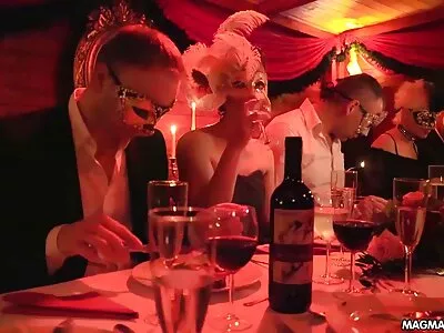 Verführerische Blondine stöhnt, während sie auf dem Tisch nasse Muschi geleckt wird muschi reif