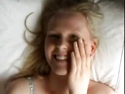 In einem ruhigen Zimmer pornovideos reife frauen wird die Blondine von einem Fahrer hart gefickt, der sie nach Hause gebracht hat