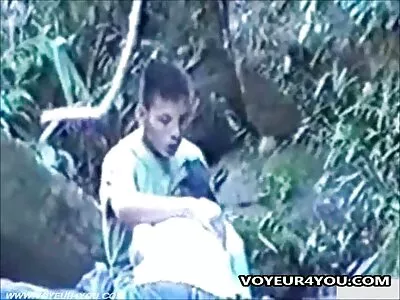 Schüchterner Rotschopf mit Brille nimmt  einem Mieter eine dicke Stange ab