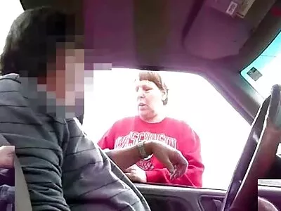 Kerl redete verlockend mageres Teen, um ihm zu folgen und gefickt zu werden