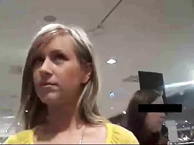 Lesben wollen Lust bekommen und das Scheren auf dem reife damen porno Bett üben
