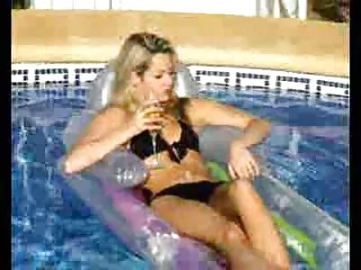 Dünne Blondine trifft einen Typen am Pool und sie gehen drinnen zum Sex