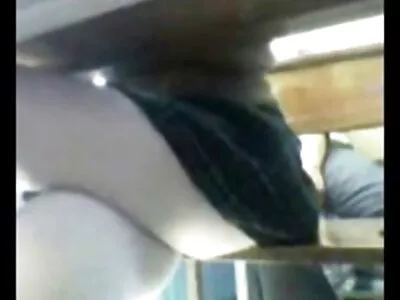 Kameramann fickt  hübsche Blondine mit gepiercten Nippeln im Badezimmer