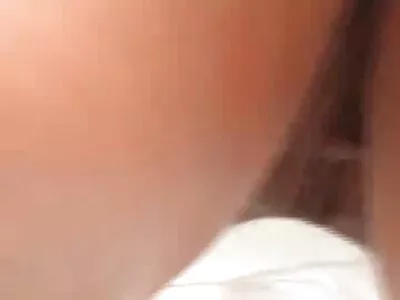 Fesche Babes geile reife fotzen geben einen doppelten Blowjob und reiten zu einem Dreier