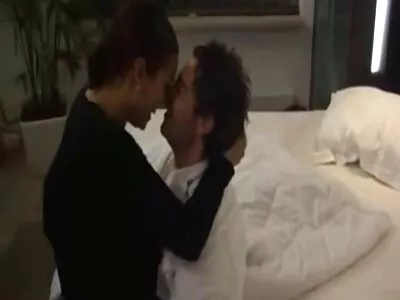 Erstaunlich heißes, sexfilme gratis reife frauen schönes Babe masturbiert auf ihrem Sofa
