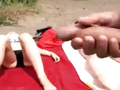 Lustvolle Teenie-Brünette nimmt großen Schwanz  auf der Couch