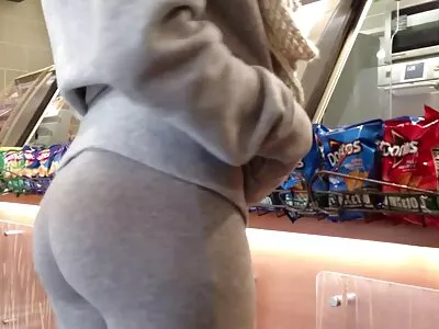 Aufgeregte MILFs feiern reife damen porno das Wiedersehen, indem sie draußen auf dem Dach Liebe machen