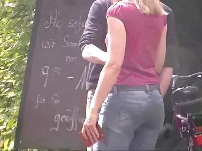 Exzellent aussehende Puppe möchte beim Masturbieren gefilmt werden