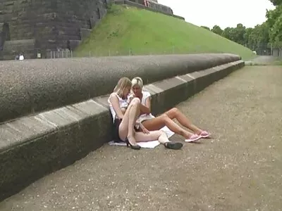 Harter Sex  mit einem Freund hilft der zweischwänzigen Süßen beim Spritzen