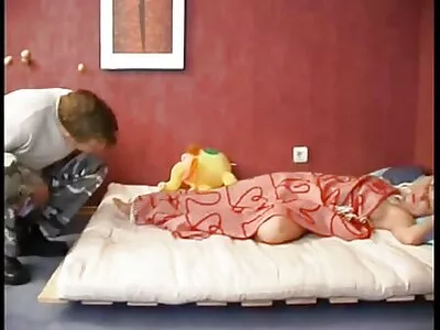Süße streichelt Schwanz mit Mund und Titten, die reife mütter kostenlos darauf warten, es zu bekommen