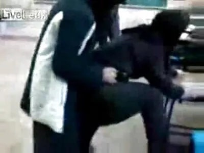 Wunderbare Lesben in Schuhen üben oldieporno kostenlos Sex auf der orangefarbenen Couch