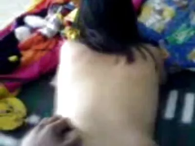 Zwei tolle blonde Lesben küssen und reife mutti fingern