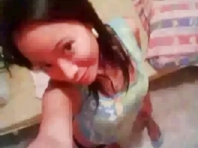 Langbeiniges Model zieht sich aus, um  mit einem riesigen roten Dildo zu spielen