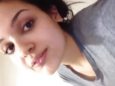 Küken mit hypnotisierendem Blick fühlt sich frei,  sich im Dreier schmutzig zu verhalten
