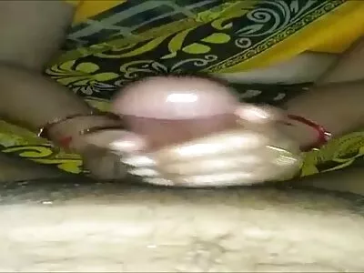 Giddy MILF freut sich auf ihren ersten  Dreier mit zwei Hengsten