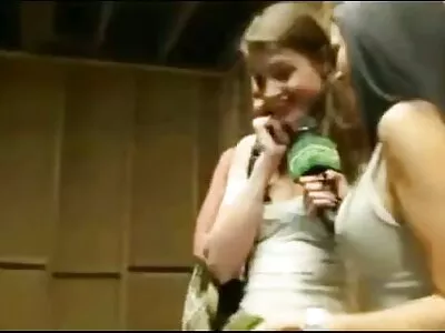 Zwei Mädchen lecken, während ein Typ reife sex filme sie fickt