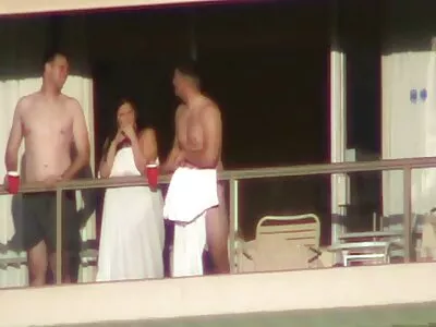 Yasmine De Leon nimmt Markus Duprees Schwanzkugeln pornos mit reifen deutschen frauen tief.