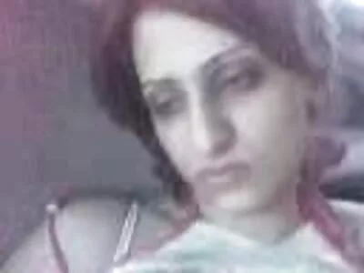 Brünette Hottie mit frechen Titten genießt es, einen großen Schwanz zu  lutschen